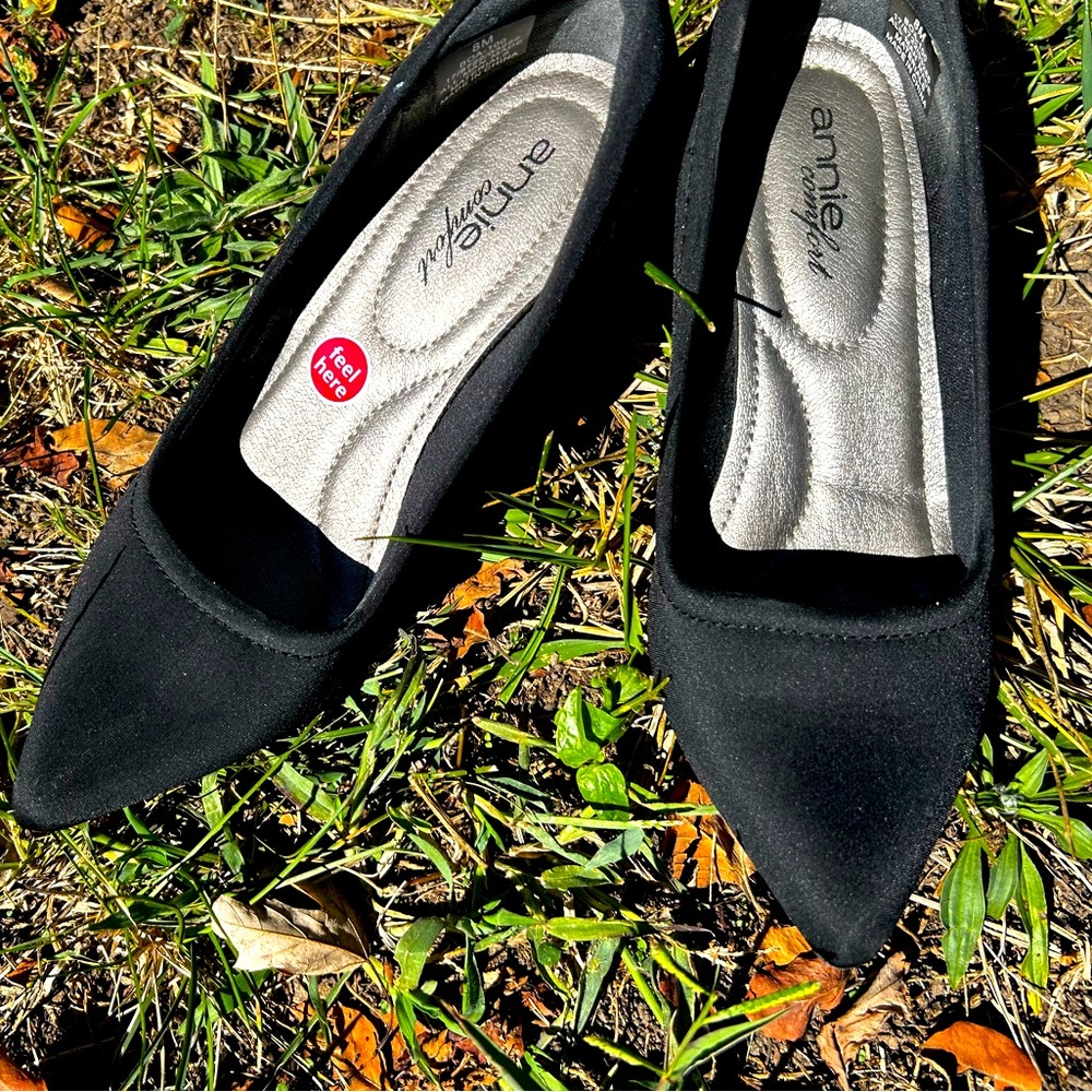 ANNIE Black pointy toe heels